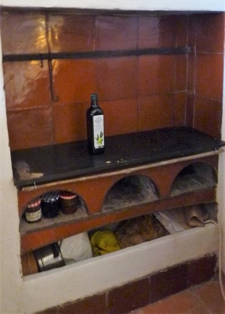 Maison (2023 B 472). Cuisine avec potager-cendrier.