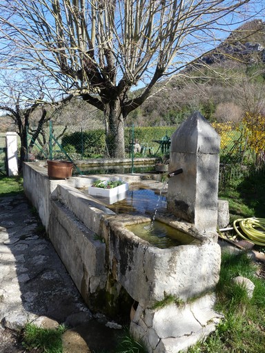 Fontaine, lavoir et réservoir. Ferme aux Eymarrons (Ribiers).