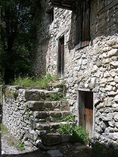 Aurent. Maison parcelle G 125. Accès par escalier extérieur.