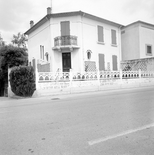 L'habitation, vue de volume depuis le sud.