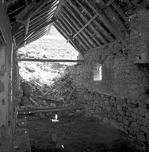 Pignon nord. Vue prise de l'intérieur. Noter l'enterrement de la maison.