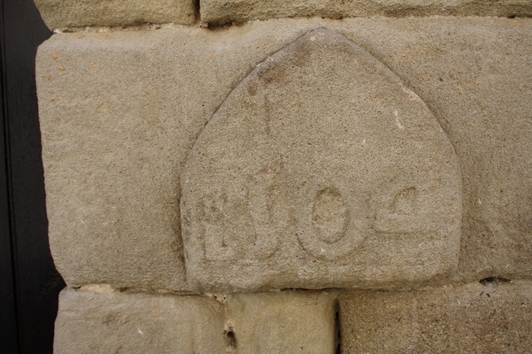 Cartel avec date portée (1504) sur la façade nord.