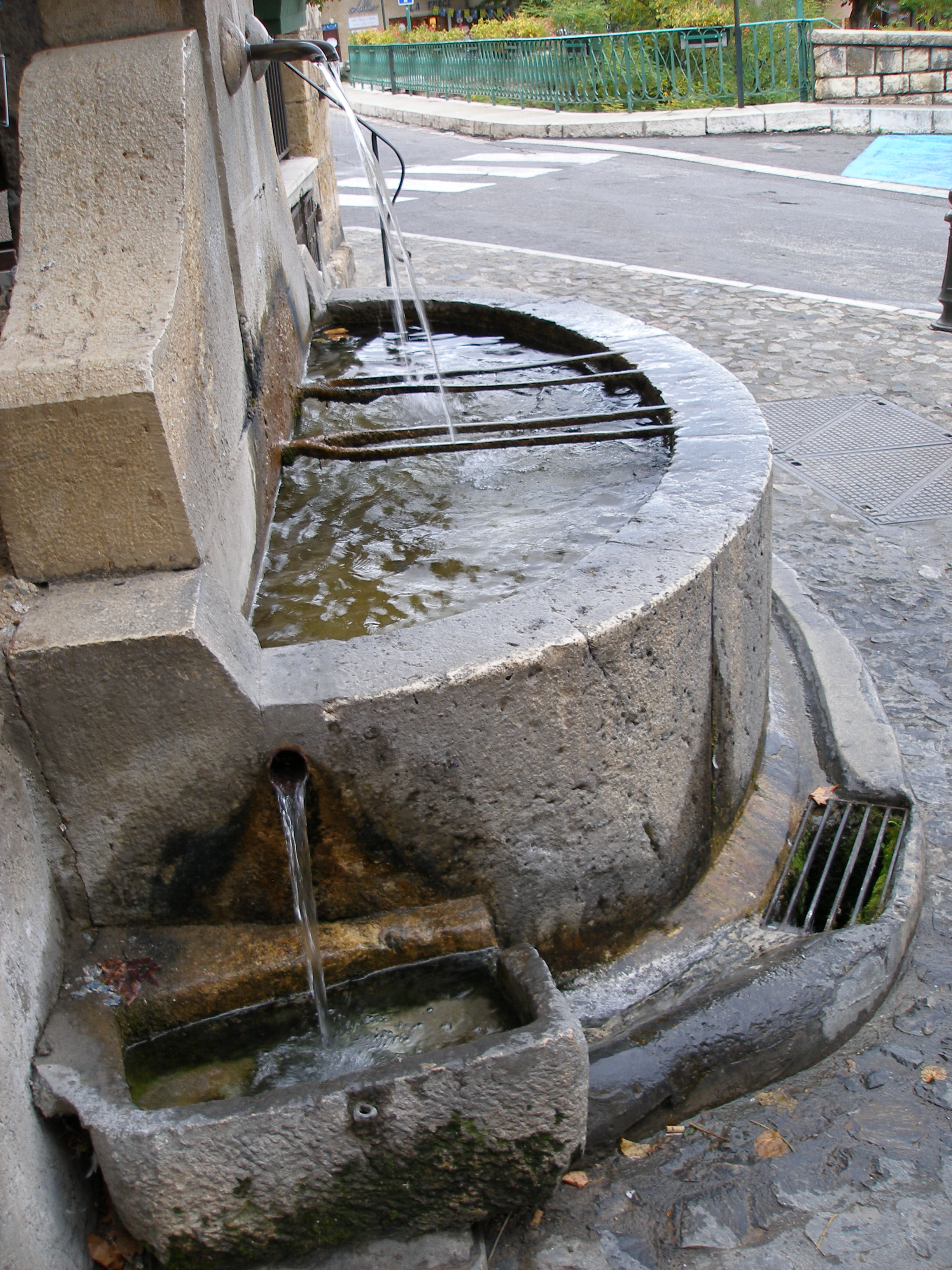 fontaine et abreuvoir de la place du marché, dite aussi fontaine du couvert