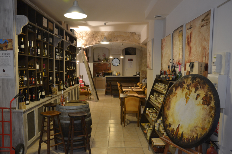 moulin à huile et à farine, actuellement immeuble à logements et magasin de commerce