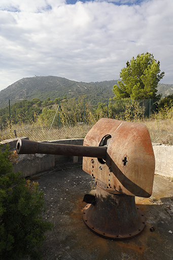 Plate-forme dite "La butte", hors enceinte du front de tête de la batterie : canon de 95mm modèle 1888 Lahitolle, version défense côtière sur affût crinoline, provenant de la batterie de Saint-Elme (?).