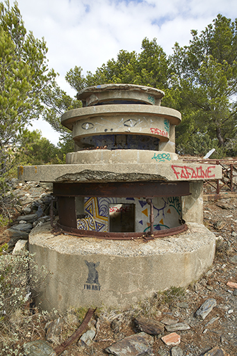 Front de tête en hémicycles  des trois niveaux échelonnés avec fenêtre panoramique, celle du niveau 1 munie d'une menuiserie métallique