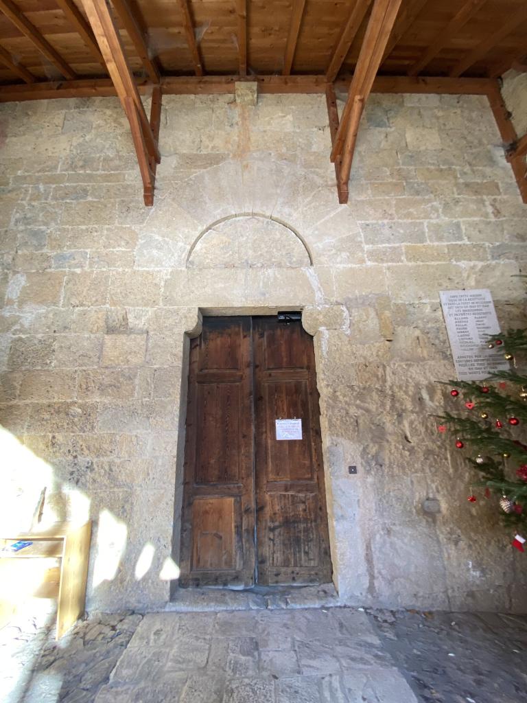 Vue extérieure : le portail ouest.