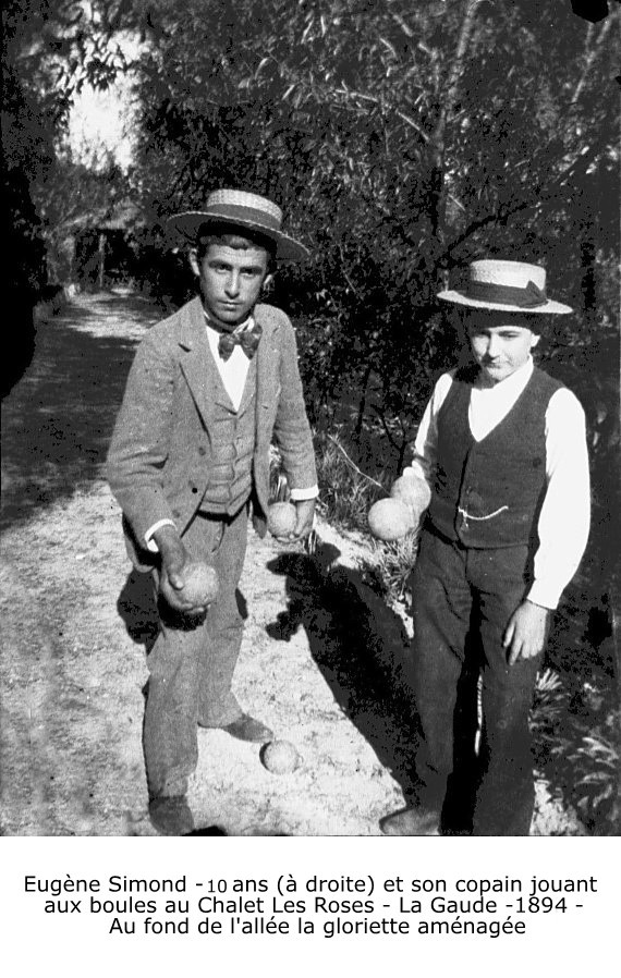  [Eugène Simond - 10 ans (à droite) et son copain jouant aux boules au Chalet Les Roses - La Gaude - 1894 - Au fond de l'allée la gloriette aménagée].