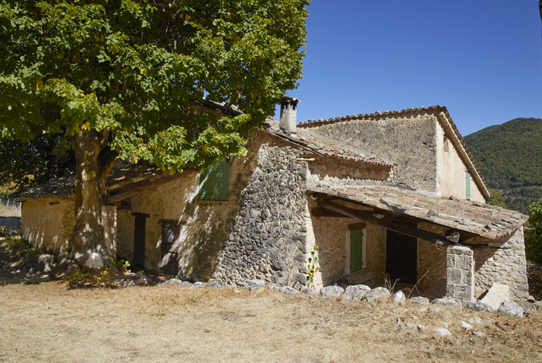 Ferme de plan massé de type bâtiments accolés, à Fontantige (Val-de-Chalvagne).