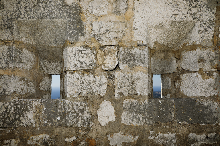 mur-parapet du front de gorge, détail des créneaux encadrant la porte, vus de l'intérieur