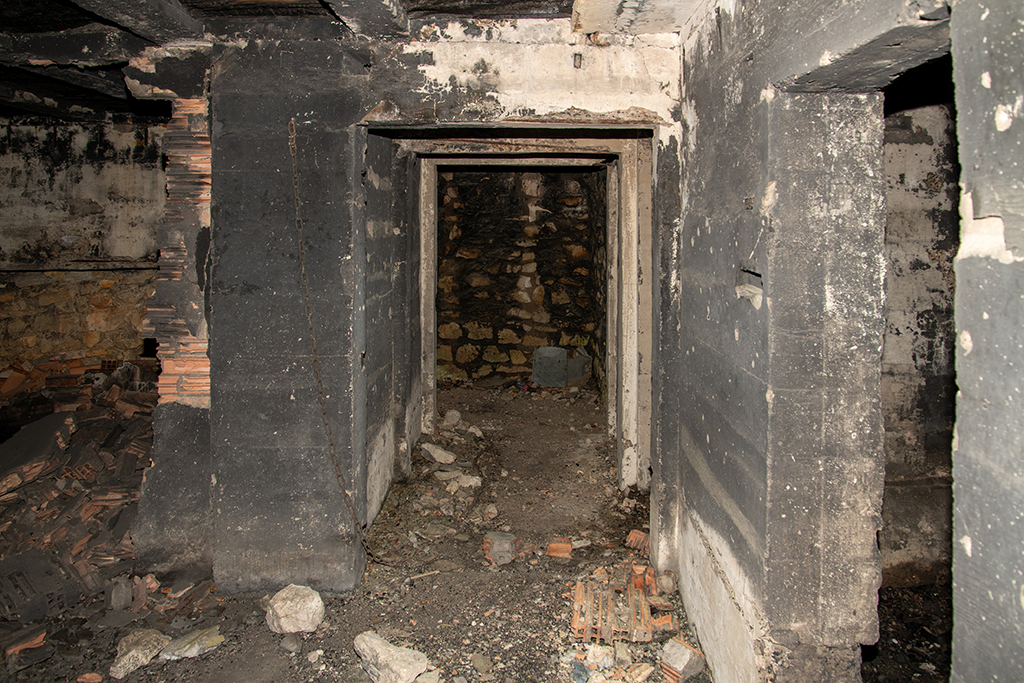 Intérieur de l'abri souterrain du projecteur/groupe électrogène, cloisonnements en béton