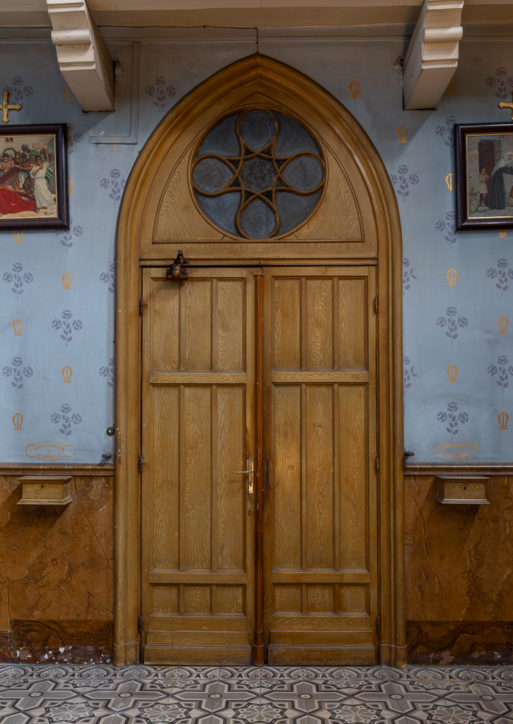 Ensemble de la porte d'entrée : deux vantaux et un tympan de menuiserie