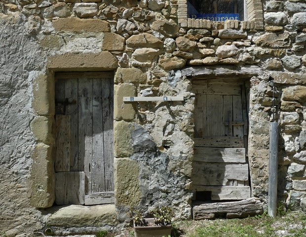 Dépendance nord. Pignon sud, premier niveau. Portes centrale et est.