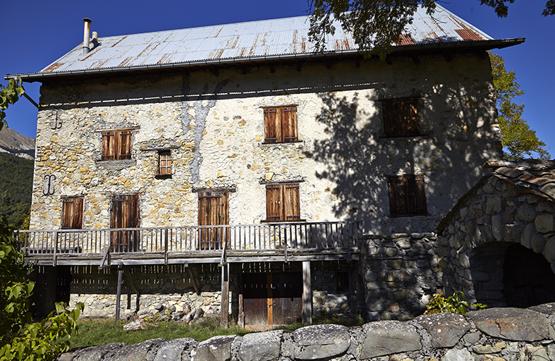 Vue de la façade sud du corps principal de la ferme Jaume avec sa coursière.