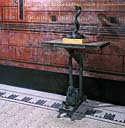 table, statue : Serpent