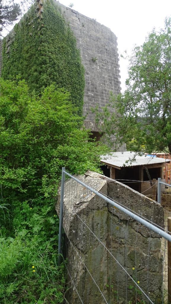 Verrou de Roquefort-la-Bédoule,  détail du mur anti-char crénelé partant d'un ancien silo de carrière