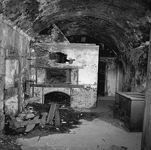 Casemates C. Vue intérieure du local 1 : four à pain et, à droite, épave de la cuisinière.