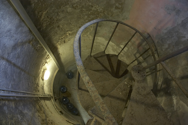 Corps de garde crénelé, escalier en fer dans la tourelle.