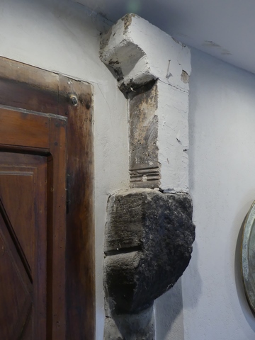 Rez-de-chaussée surélevé, cuisine. Mur nord, corbeau de cheminée et éléments en bois sculptés.