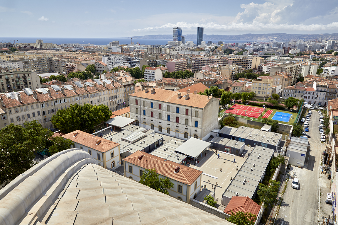 Vue générale plongeante Sud - Sud-Est prise du dôme de la caserne St Charles.