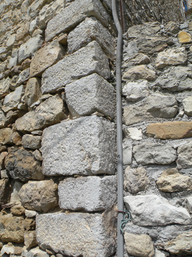 Maison à La Rochette. Chaîne d'angle en pierre de taille calcaire.