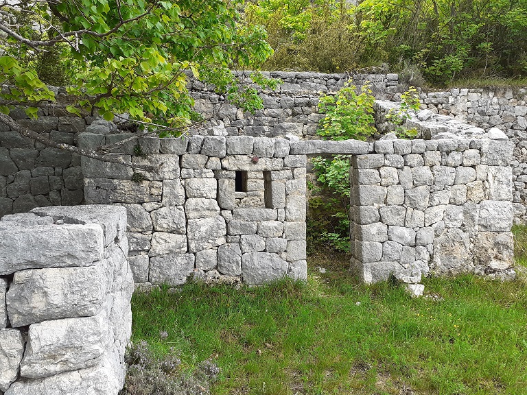Cabane de l'ensemble agricole de Saint-Bernard (2023 G 52). 