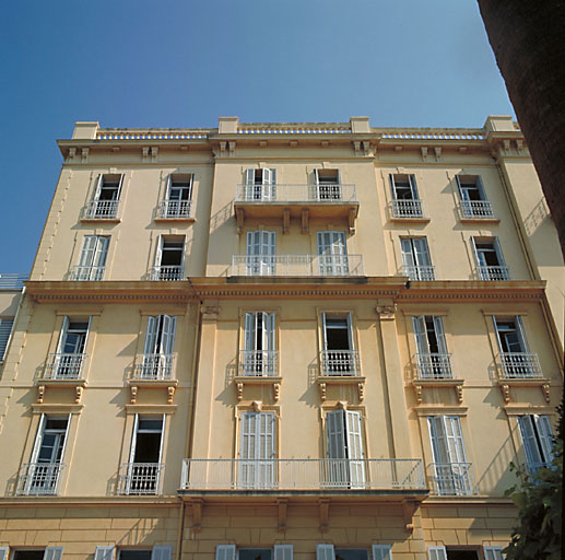 hôtel de voyageurs dit Hôtel des Palmiers, actuellement lycée Jean-Aicard,  Façade antérieure. Partie gauche. (IVR93_19968300868XA) - Inventaire  Général du Patrimoine Culturel