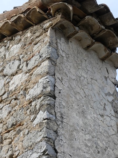 Passage des deux rangs de génoise de l'avant-toit à l'unique rang de la saillie de rive. Ferme au quartier des Charles (Ribiers).