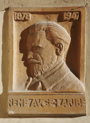 bas-relief : portrait de René Augé-Laribé