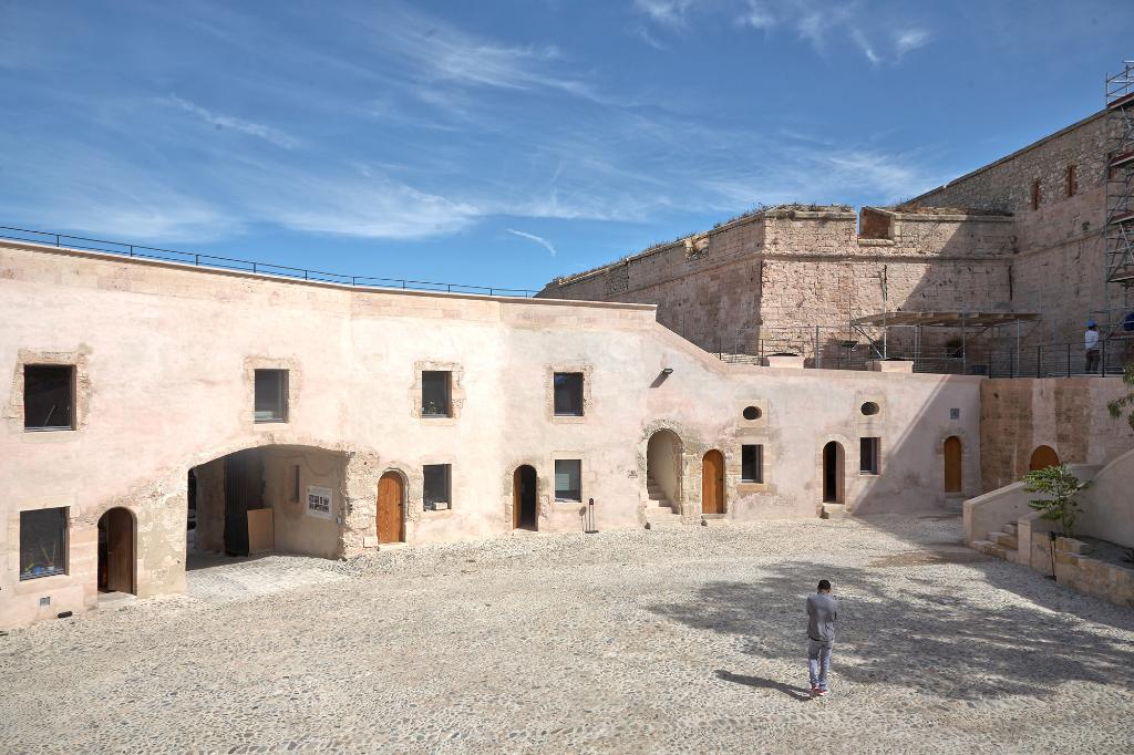 Fort St Nicolas : façade des casemates de la demie lune Dauphine sur cour intérieure.