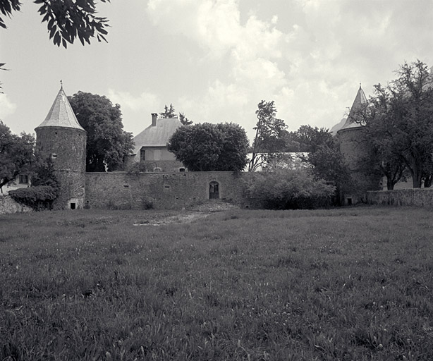 Vue d'ensemble prise de l'ouest. Devant l'enceinte l'ancien jardin transformé en pré.