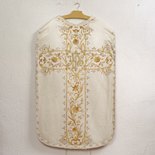 ensemble de vêtements liturgiques : chasuble, étole, manipule, voile de calice, bourse de corporal, pale (ornement blanc)