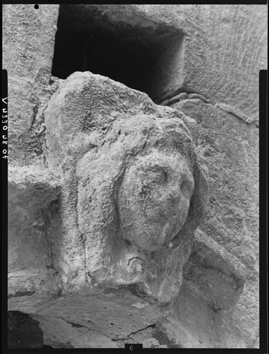 Façade antérieure. Premier niveau. Baie gauche, mascaron de la clé.