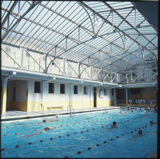 Piscine, vue d'ensemble.