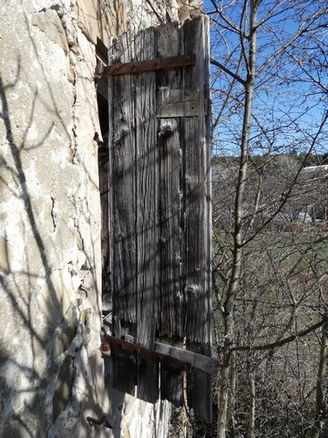 Pignon sud, deuxième niveau. Contrevent de la fenêtre du logis.