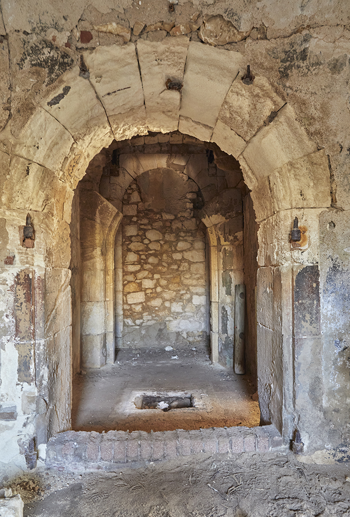 Corps de garde, porte d'entrée condamnée, vue de la casemate-tunnel 