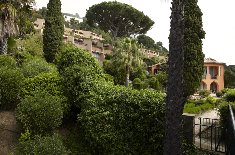 Vue de situation de la villa et de l'ensemble résidentiel.