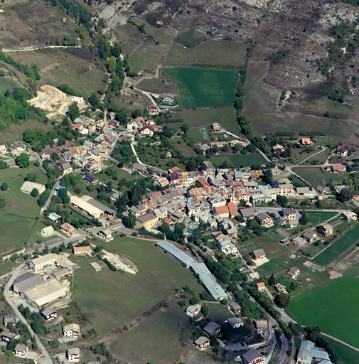 Le village de Thorame-Haute. Vue aérienne oblique depuis le sud-ouest. L'agglomération est traversée par la route départementale d'ouest en est. Au sud, la départementale 52 rejoint la D2 sur la place Fonte-Baratre.
