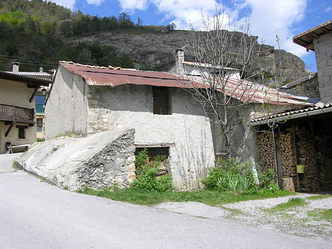 Entrepôt agricole de type 2.2 (1982 G2 412, DP 412). Etage de soubassement, accès en gouttereau.