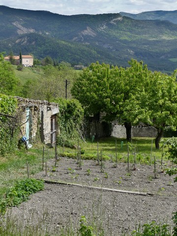 Jardins clos, au pied sud du bourg.
