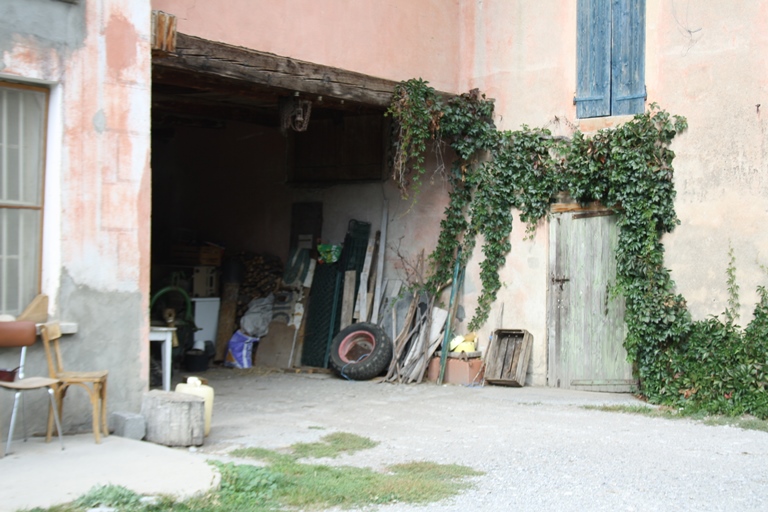 Ferme des Iscles (parcelle A 782). Passage couvert, pavé et traversant qui facilite les déplacements. Cet espace protégé pouvait aussi servir d'aire à fouler en cas d'intempérie.