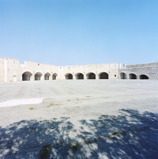 Plate-forme sur casemates de 1843 à l'intérieur des faces du bastion du port (31).