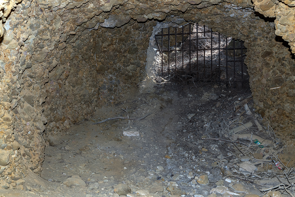 issue du souterrain-caverne allemand de 1943 lié au poste de direction de tir, vue de l'intérieur