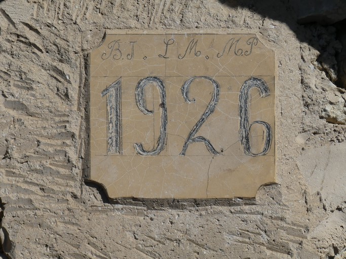 Bâtiment de la remise. Pignon ouest, date gravée (1926) et initiales (BJ, LM, MP).