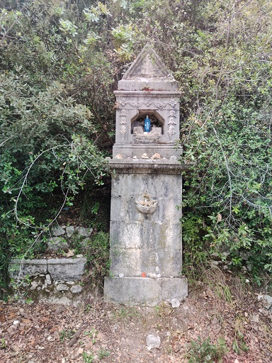 Oratoire Sainte-Marie-Madeleine, installé le long de l'ancienne route royale reliant Saint-Paul à Vence. Vue d'ensemble prise de l'est.