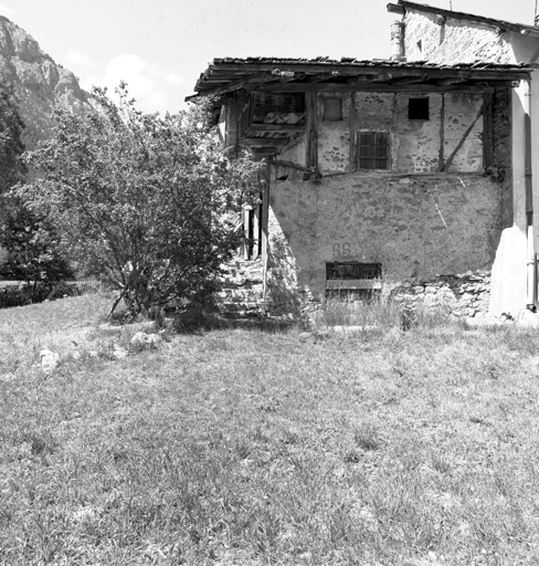 La Vachette. Maison parcelle 413. Vue prise du sud-ouest. L'escalier abrité par l'avant-toit conduit à l'habitation en pans de bois. Au-dessus de l'escalier, bûchère suspendue.