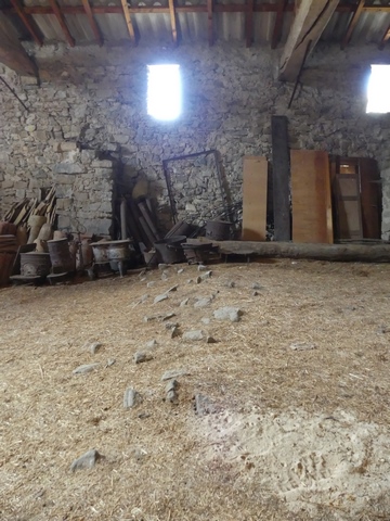Bâtiment de la grange-étable. Rez-de-chaussée surélevé, fenil. Sol constitué de l'extrados de la voûte de l'étable centre-est.