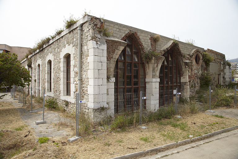 Restes de la façade sur cour de l'aile droite et coupe transversale sur la dernière travée arrachée à l'est .