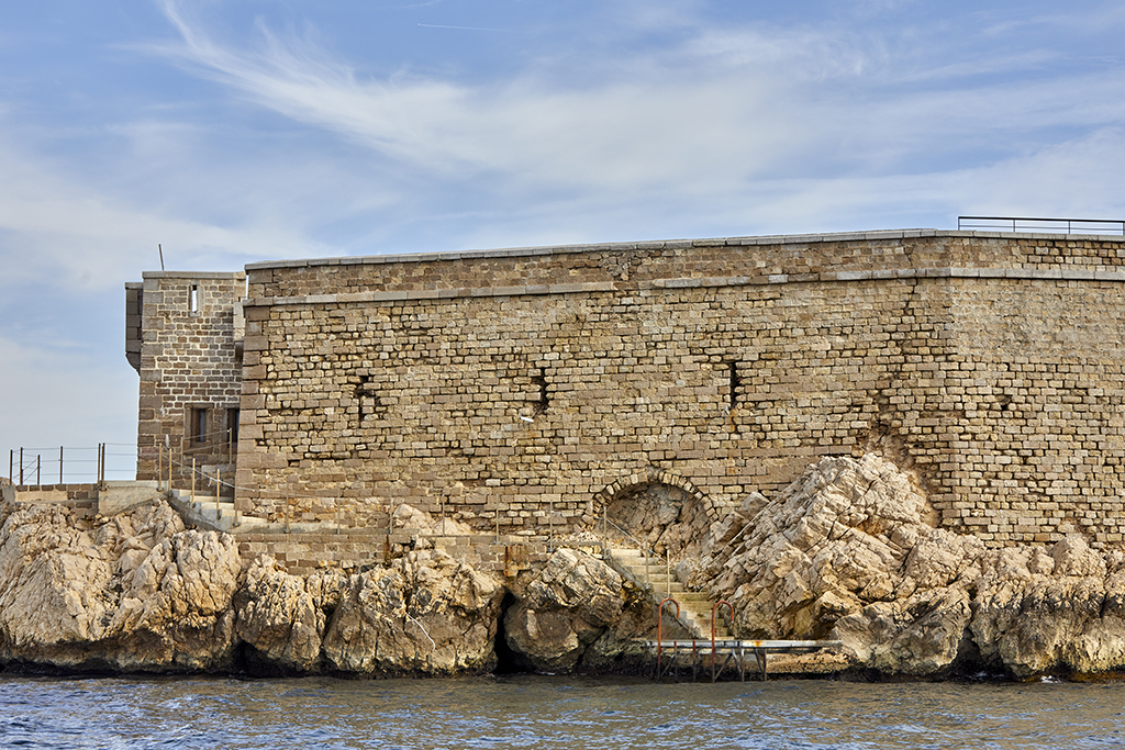 Elévation extérieure du mur d'enceinte, pan nord-ouest crénelé 