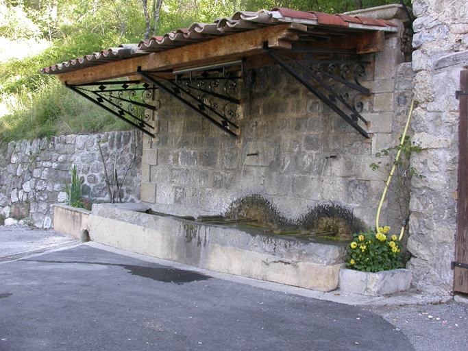 Sausses. Fontaine, lavoir et réservoir Deloncle ou Basse Fontaine. Vue d'ensemble avec appentis soutenu par trois consoles métalliques.